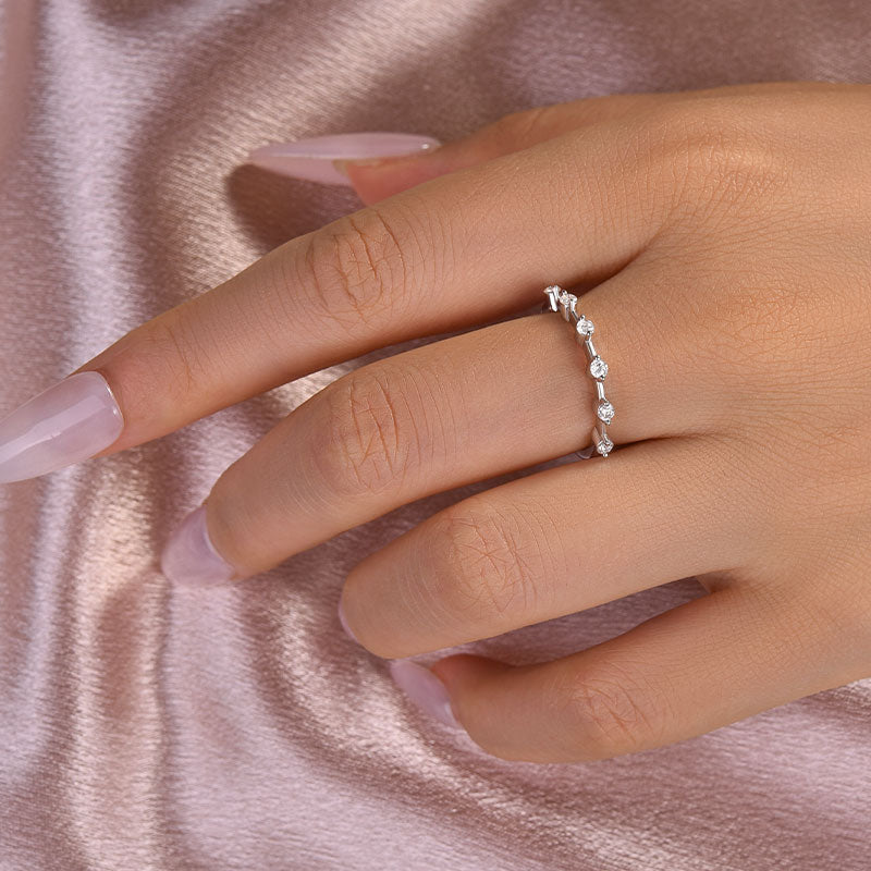 Louily Moissanite 0.2 Ct Round Cut Women's Wedding Band