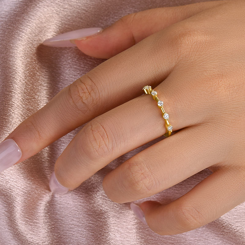 Louily Moissanite 0.2 Ct Round Cut Women's Wedding Band